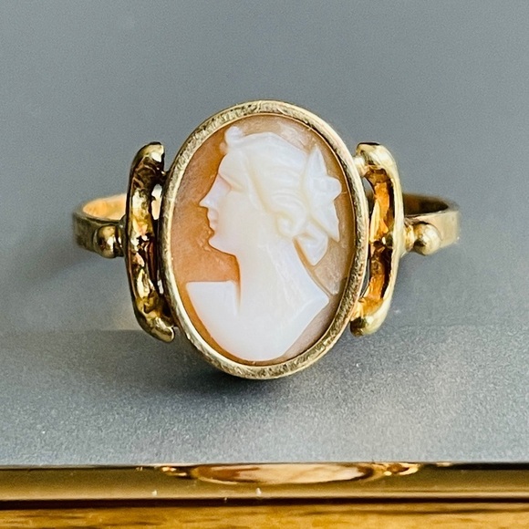 Jewelry - Vintage 14k Gold Carved Shell Cameo Ring